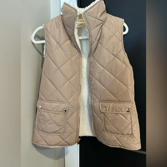 Amazon Essentials Women's Beige Quilted Puffer Vest - Picture 2 of 7